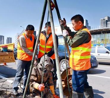 下水道清潔作業(yè)過(guò)程中防墜器的應(yīng)用